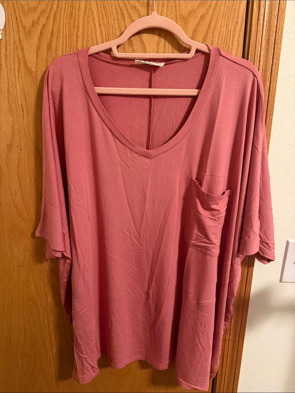 🫶🏼5 for $45!!🫶🏼
(VERY OVERSIZED) Zenana Short Sleeve Rose V-Neck Pocket T